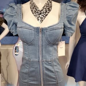 I sell clothes. Shipping to all USA